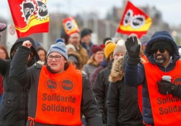 Empleados públicos en Canadá inician huelga por mejores salarios