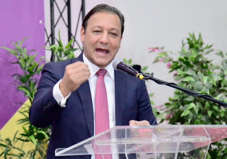 Abel Martínez dice que hace más de 8 meses los combustibles debieron bajar en la RD