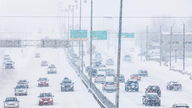 Cientos de miles de hogares sin electricidad en este de Canadá tras tormenta de hielo