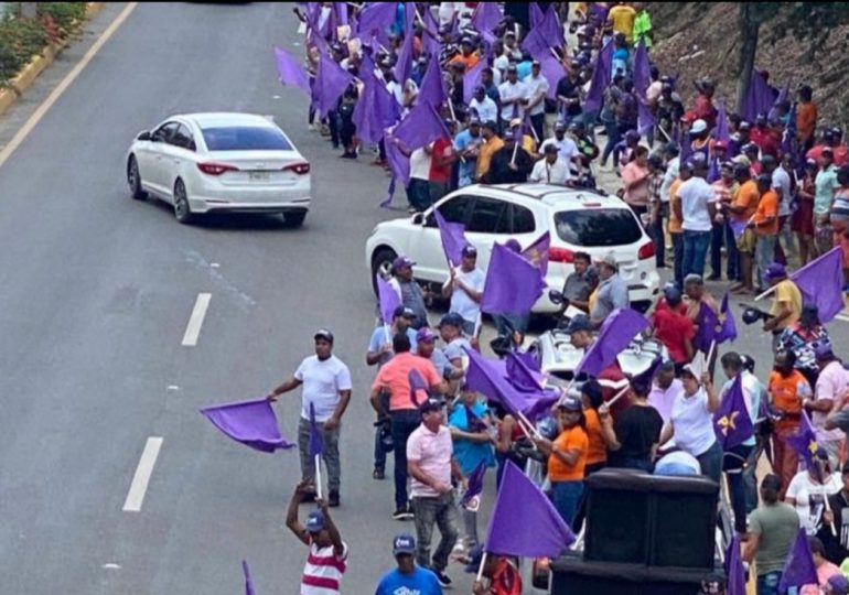 Peledeístas realizan "toques de bandera" para recibir a vacacionistas tras asueto de Semana Santa