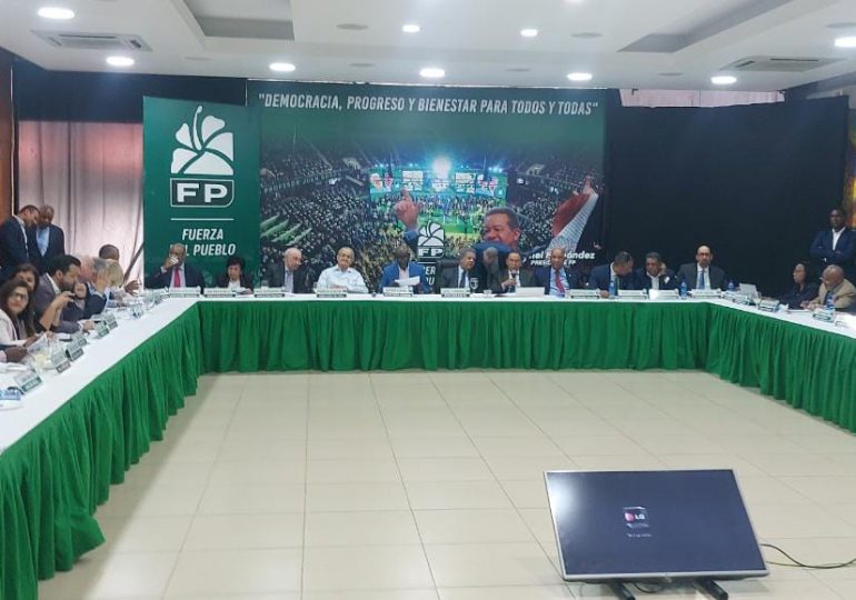Leonel Fernández encabeza reunión de la dirección política de Fuerza del Pueblo