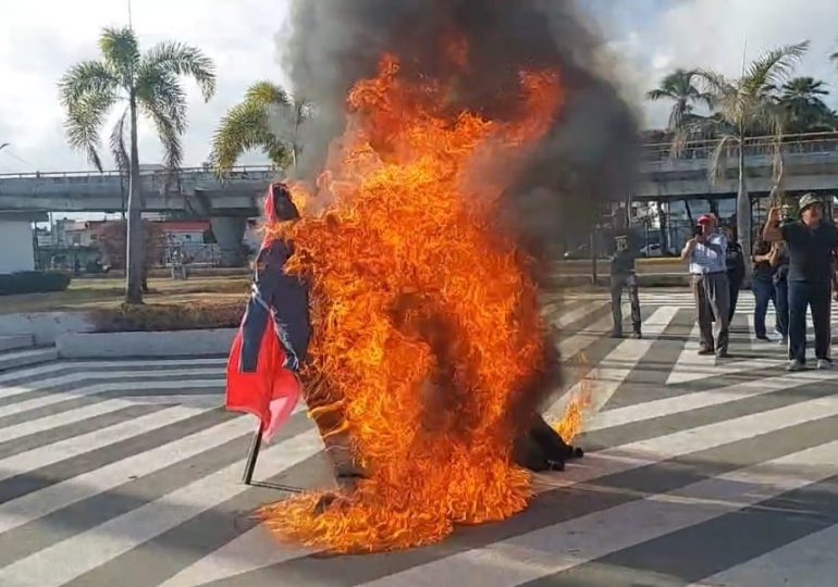 VIDEO | Queman "Judas de la Corrupción" en apoyo operaciones del Ministerio Público