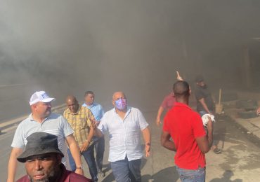 Alcalde José Andújar coordina trabajos para sofocar incendio en Manoguayabo