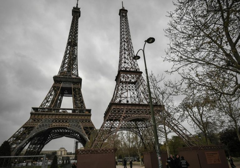 Una segunda torre Eiffel acompaña en París a la original