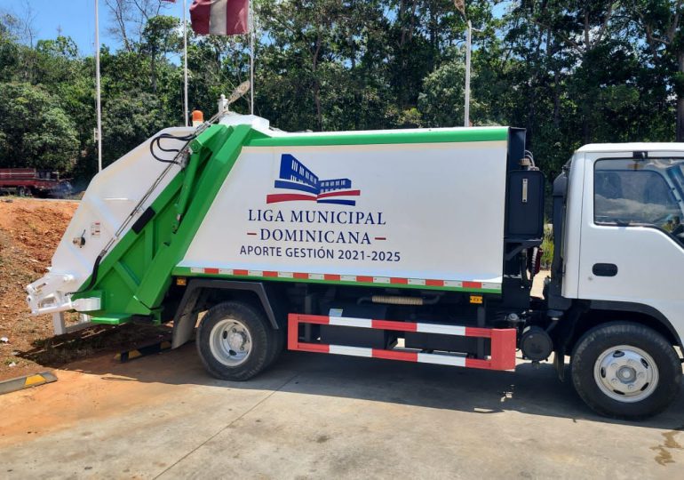 Alcaldía Cotuí recibe camión compactador para mejorar recogida de basura