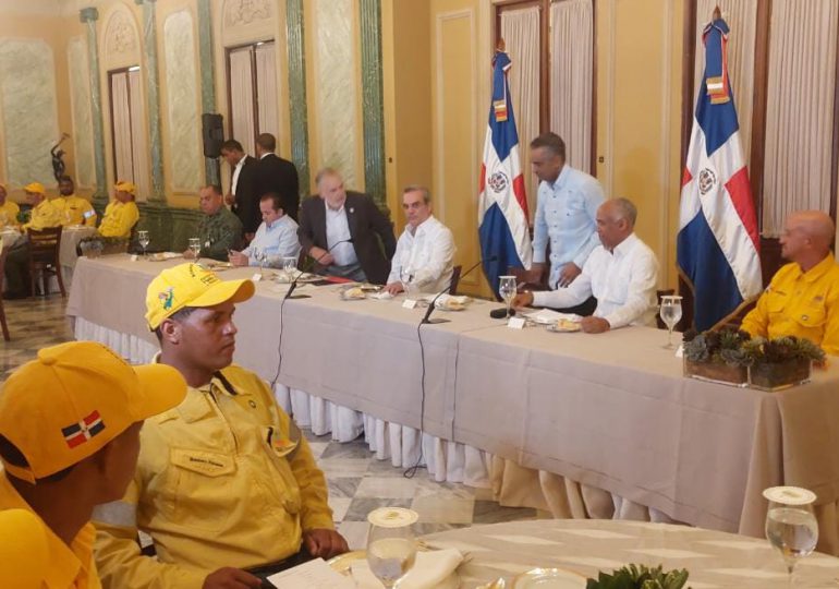 VIDEO | Presidente Abinader almuerza con bomberos forestales