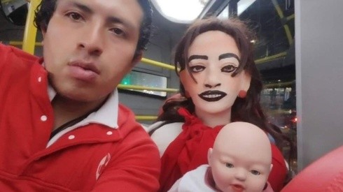 Video| “No me critiquen déjenme vivir feliz con mi familia” dice hombre que se casó con una Muñeca de trapo en TikTok