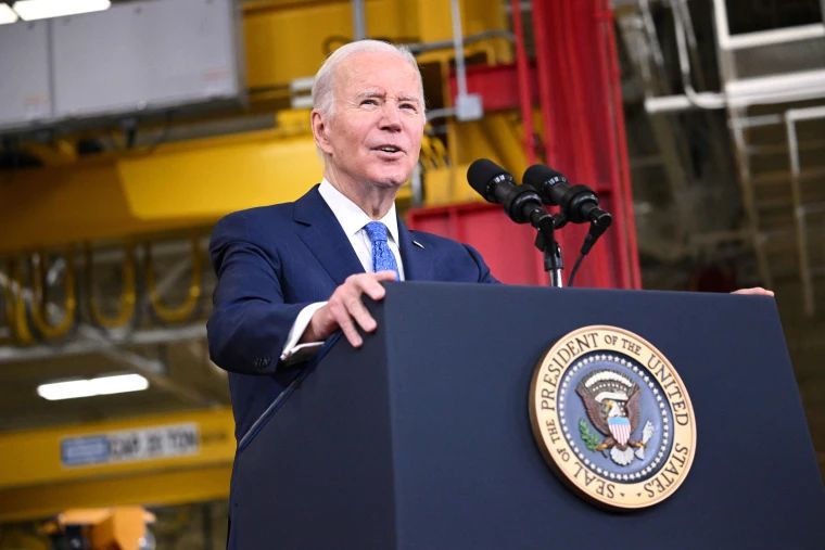 Presidente Joe Biden firma ley que pone fin a la emergencia nacional por el COVID-19