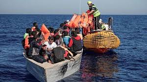 La guardia costera italiana lucha por rescatar a 1.200 migrantes en el mar