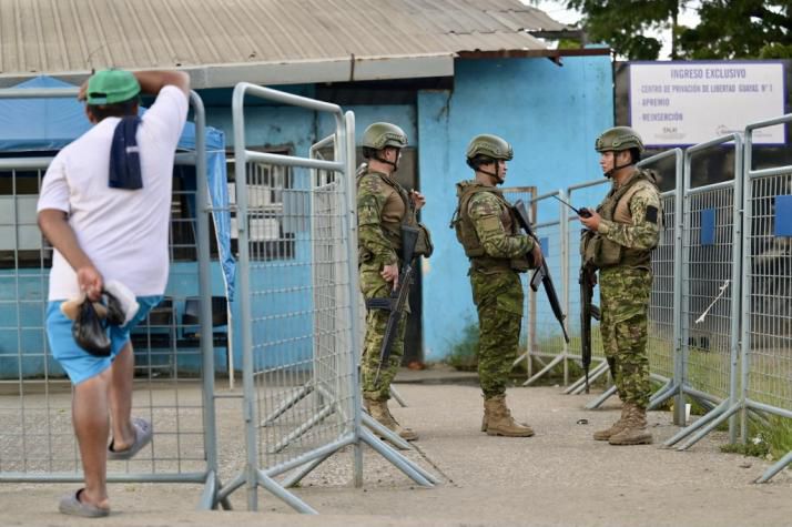 Enfrentamientos a tiros en una cárcel de Ecuador deja 12 reclusos muertos