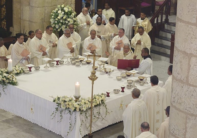 Celebran Misa Crismal en la Catedral Primada de América