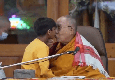 VIDEO | Dalai Lama desata controversia e indignación por besar en la boca a un niño