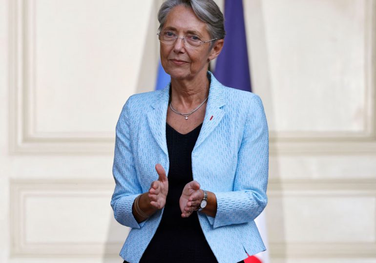 Primera ministra francesa intenta rebajar tensión sobre reforma ante un Macron firme
