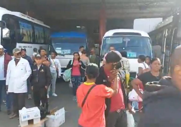 Paradas de autobuses repletas de pasajeros que viajan al interior del país