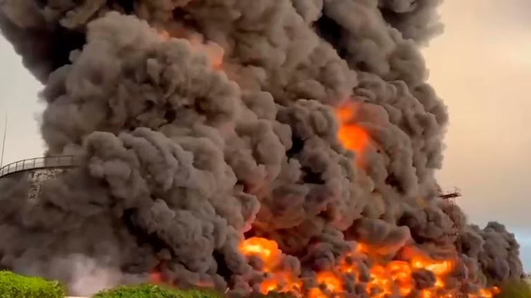 VIDEO | Explosión en Crimea destruyó 10 tanques de petróleo destinados a la Flota del Mar Negro de Rusia