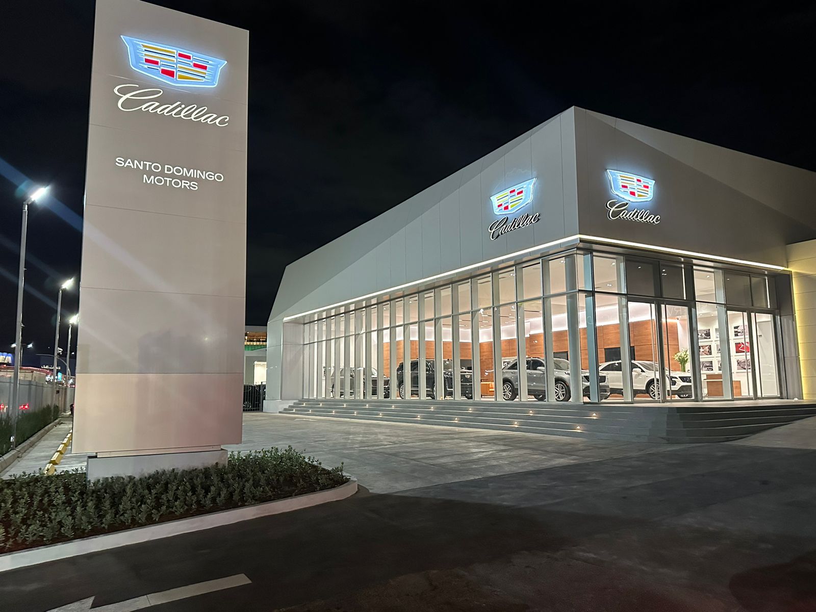 Cadillac regresa con nuevos modelos e inaugura salón exhibición en