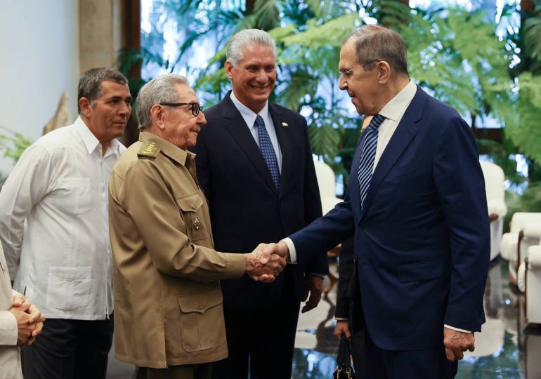 Raúl Castro y Díaz-Canel sostienen encuentro con canciller ruso Serguéi Lavrov