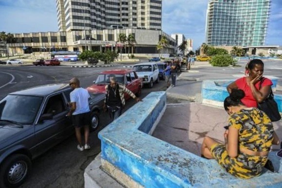 "Infernal" crisis de gasolina perdura y trastorna la vida cotidiana en Cuba