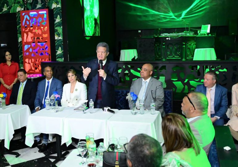 Expresidente Fernández anuncia en NY proyecto de inteligencia artificial para niños