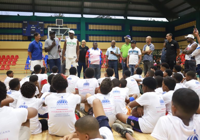 Leyendas del baloncesto motivan a jóvenes de La Romana con el programa “De Vuelta al Barrio”