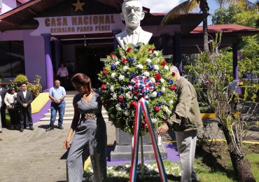VIDEO | PLD realiza ofrenda floral al profesor Juan Bosch tras conmemorarse el 58 aniversario de la Guerra de Abril