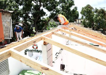 Programas Sociales del MOPC coloca nuevos techos de zinc a más de 500 viviendas en Los Alcarrizos