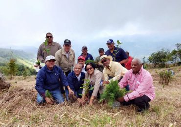 Gobierno siembra más de 2,100 árboles en conmemoración del Día Mundial del Agua en Barahona