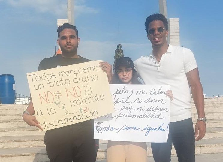 VIDEO | Protestan en Plaza de la Bandera, denuncian discriminación a personas de piel oscuro en restaurantes y bares