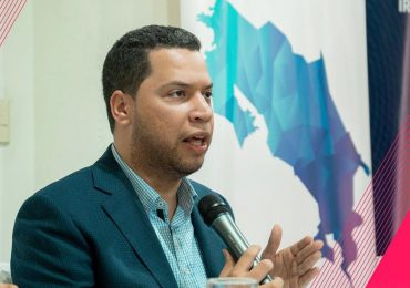 “La democracia sólo se perfecciona participando”, proclama Jatzel Román durante Cumbre por la Democracia