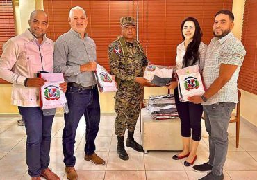 Consulado General de República Dominicano en Juana Méndez entrega ejemplares de la Bandera Nacional a las autoridades militares