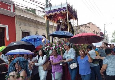 VIDEO | Católicos realizan procesión por Semana Santa en la Zona Colonial