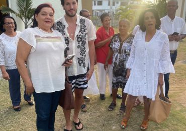 GALERÍA | Sebastián Yatra y su novia Aitana visitan iglesia católica de Río San Juan