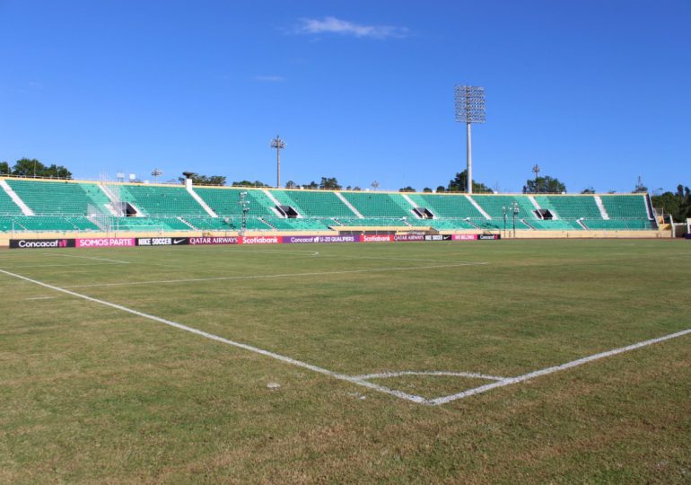 Estadio Félix Sánchez ya tiene su nuevo césped instalado