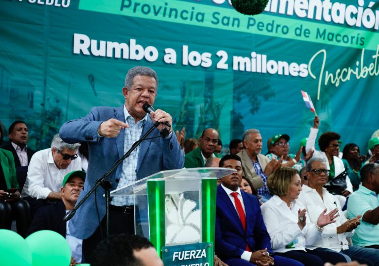 “El gobierno del PRM solo sabe poncharse", asegura Leonel Fernández al juramentar expeloteros