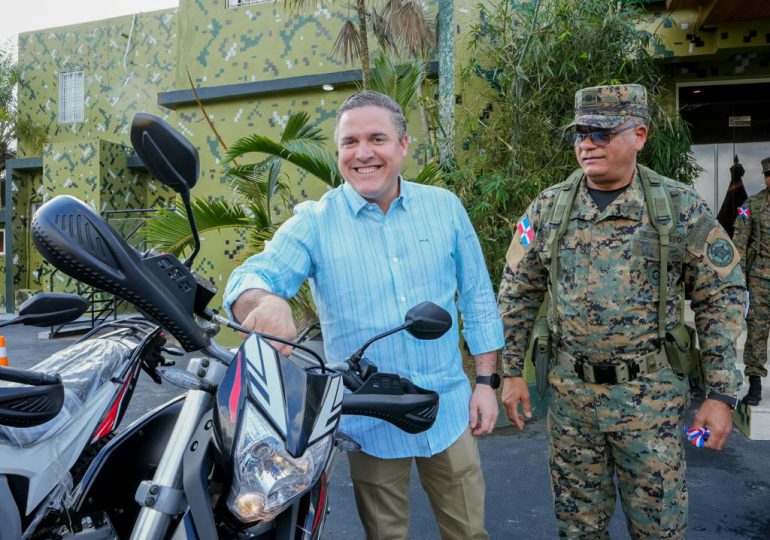 Director de Autoridad Portuaria Dominicana entrega motores al Ejército para reforzar vigilancia fronteriza