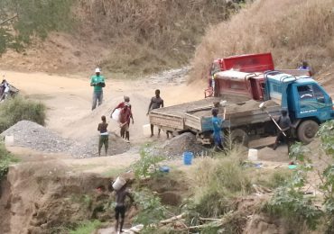 Río Masacre en peligro; Desde 2021 haitianos  extraen y llenan camiones con arena del afluente