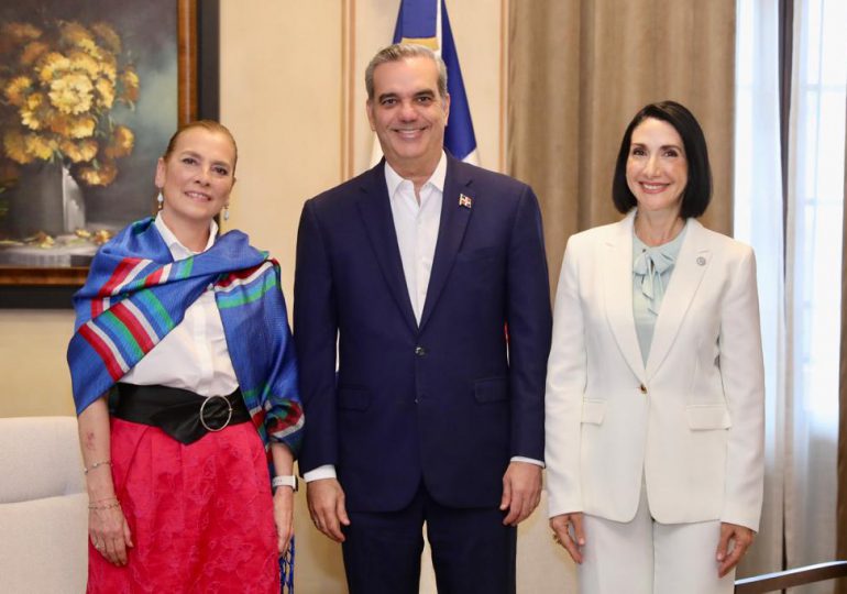 VIDEO | Abinader recibe visita de cortesía de Beatriz Gutiérrez, esposa del presidente de México