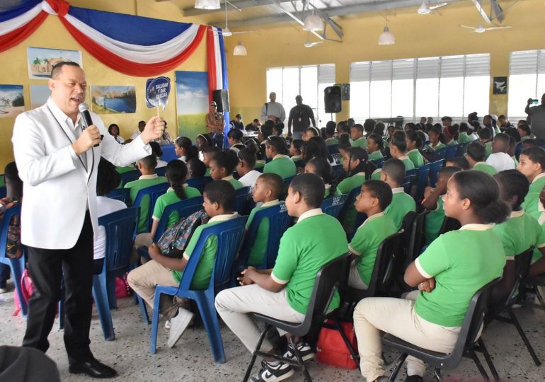 Franklin Mirabal lleva charla a estudiantes de La Romana