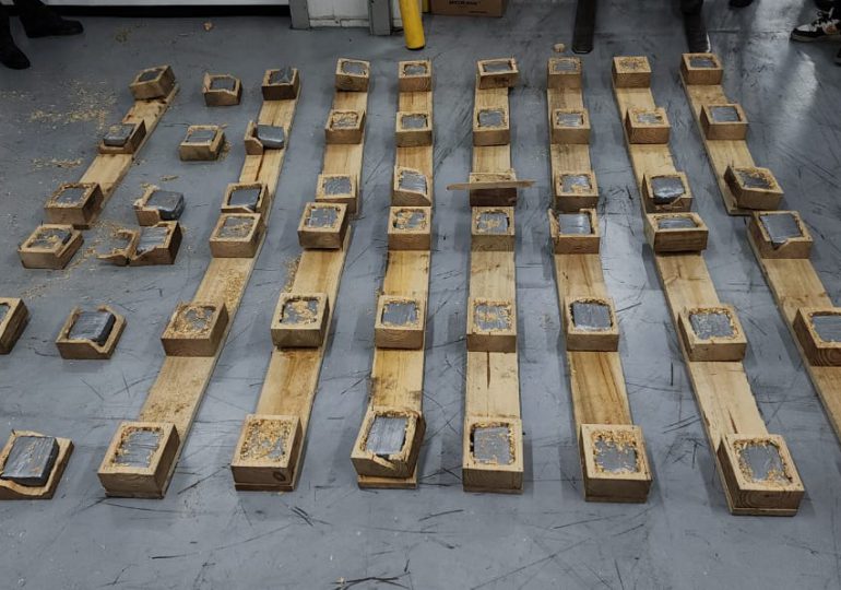 VIDEO | Decomisan 54 paquetes de cocaína escondidos en paletas de madera