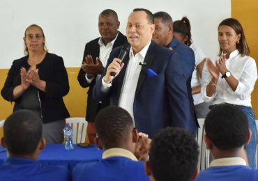 Franklin Mirabal imparte charla a jóvenes de San Cristóbal