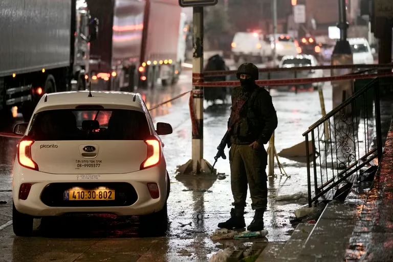Hieren mujer israelí y asesinan a tiros a otras dos tras un ataque en Cisjordania