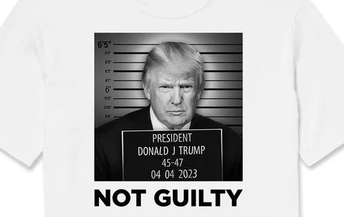 Campaña de Donald Trump lanza camisa con foto policial