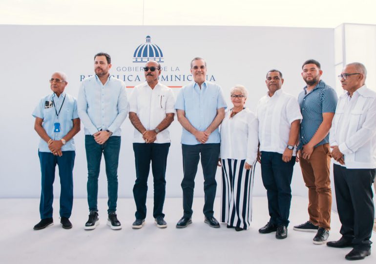 VIDEO | Presidente Abinader entrega RD$ 67 millones a emprendedores y comerciantes en San Juan