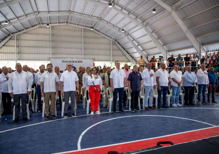 Abinader entrega cinco polideportivos y otras instalaciones en Duarte y Sánchez Ramírez