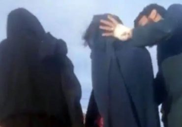 VIDEO | Humillan a dos hombres tras obligarles a usar vestimenta de mujer en Afganistán