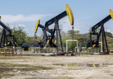 El precio del petróleo sube después de un sorprendente recorte en la producción