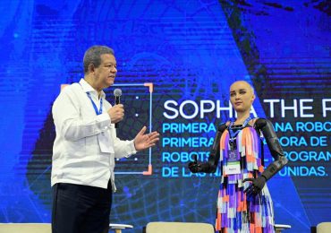 Robot Sophia a Leonel Fernández: “En los últimos 40 años República Dominicana ha logrado grandes avances”
