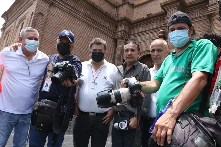 Periodistas bolivianos bajo amenaza por dos leyes que el gobierno Arce pretende aprobar