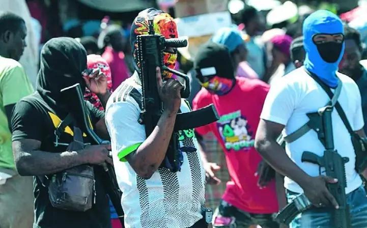 Bandas de haitianos desafían la llegada del ejército a Manzanillo y roban dos motocicletas