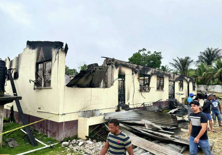 Incendio en dormitorio de escuela de Guyana deja al menos 19 "jóvenes" muertos
